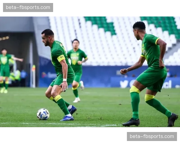 边路自由人减少防守负担 释放后插上威胁成战术创新