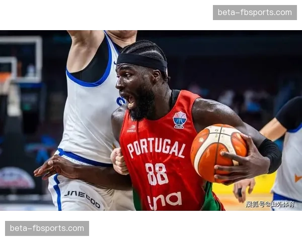 奎塔内线护框表现稳健 凯尔特人中锋篮板保护出色
